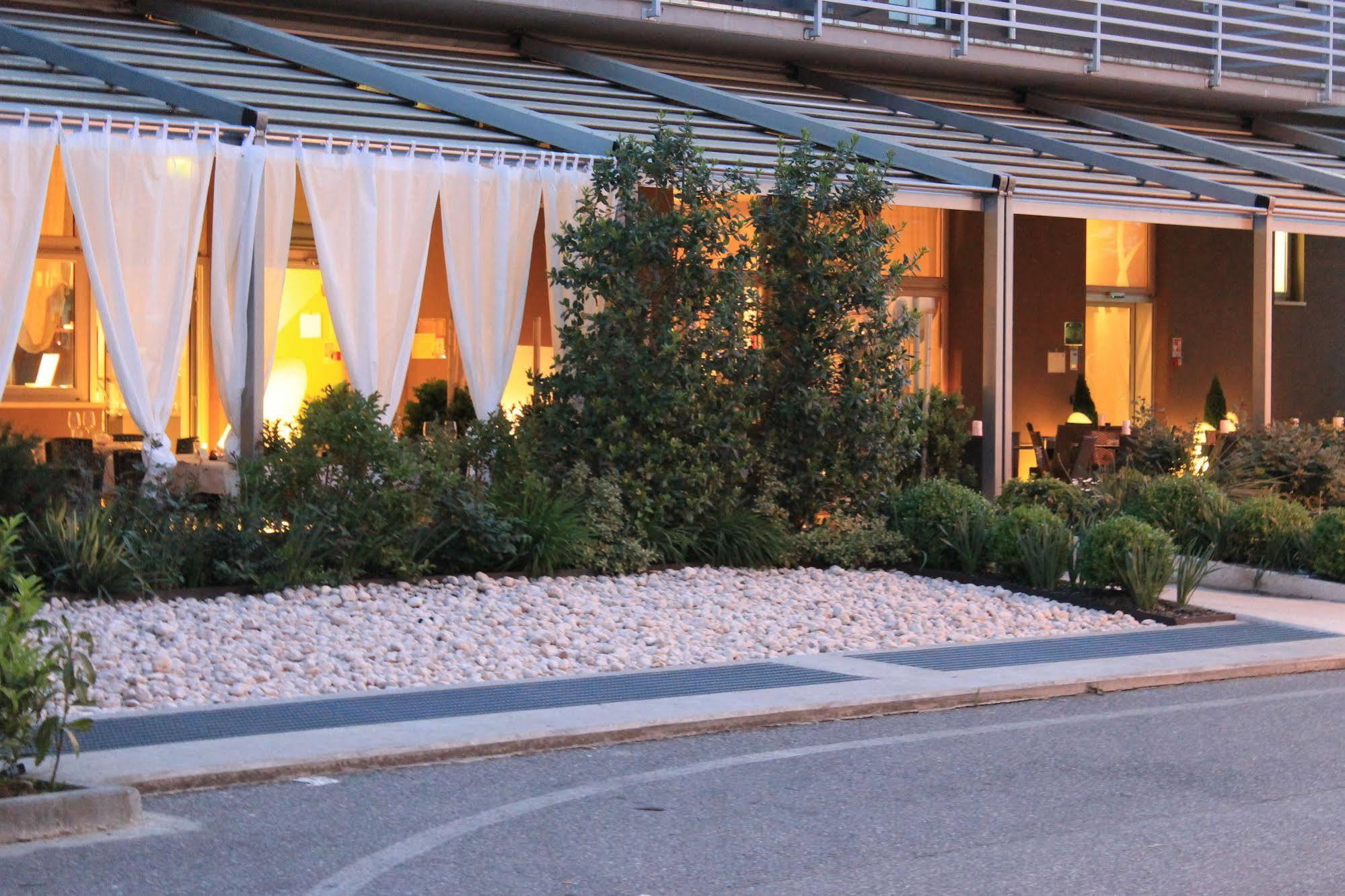 Eq Hotel Travagliato Exterior foto